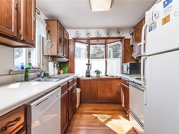 5th image of 162 Lockwood St