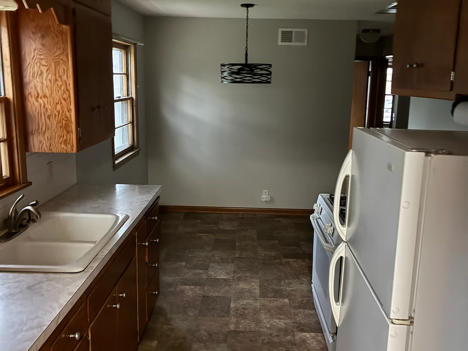 3 bed, 995 sqft, $1,300 — Photo 2