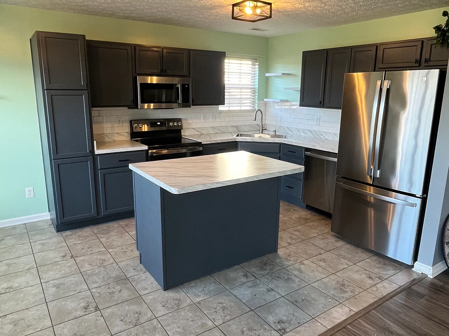 3 bed, 1327 sqft, $1,950 — Photo 2
