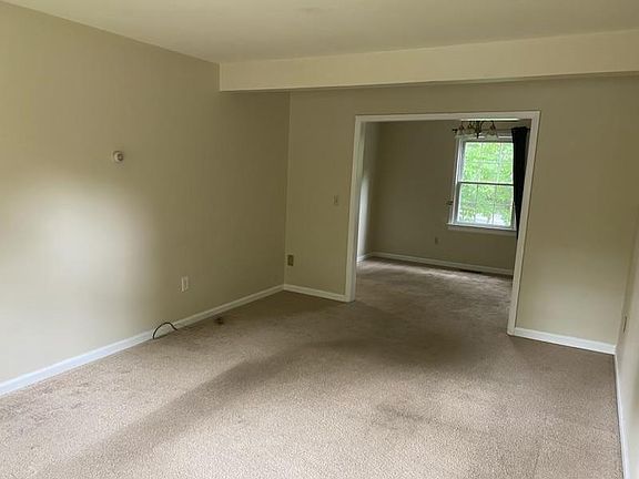 3rd image of 110 Canterbury Ct