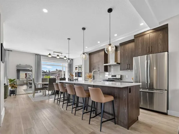 307 S Royal Elm Rd NW, Calgary, AB T3G 0G8