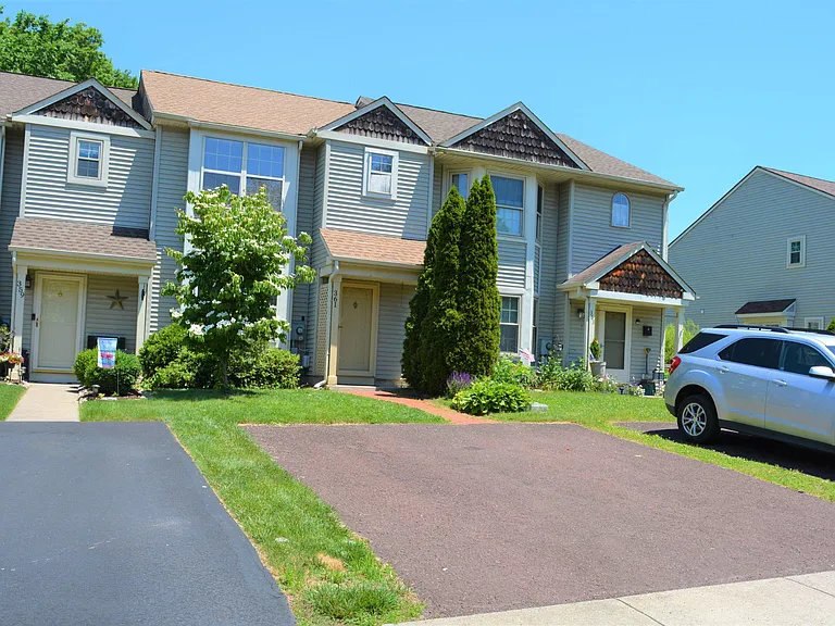 361 Kent Ln — Photo 28