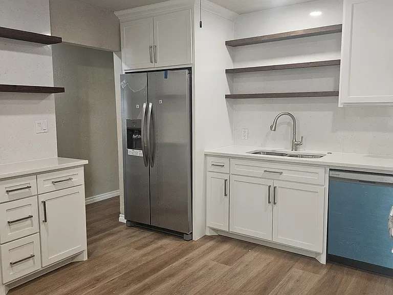 208 S Grand Ave — Photo 2