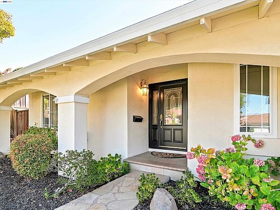 3rd image of 5773 Shadow Ridge Dr