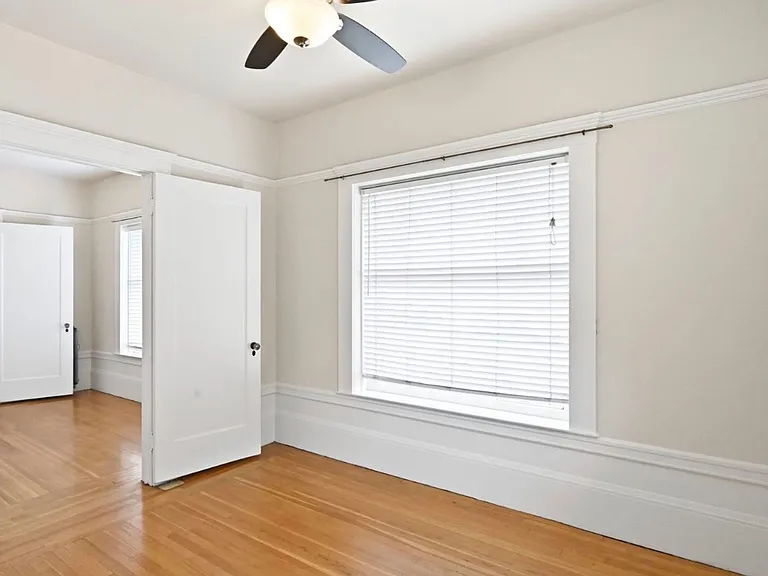 The Townsend Apartments, located at 1029 Oak Street, is a beautiful four-story, historic brick bu... — Photo 23