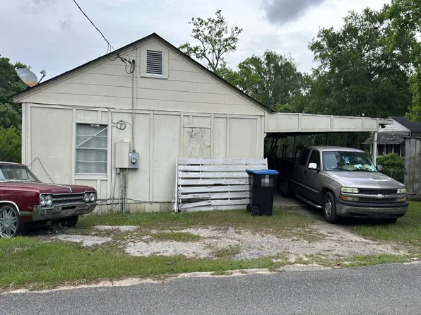 13 Ryan St, Chickasaw, AL 36611