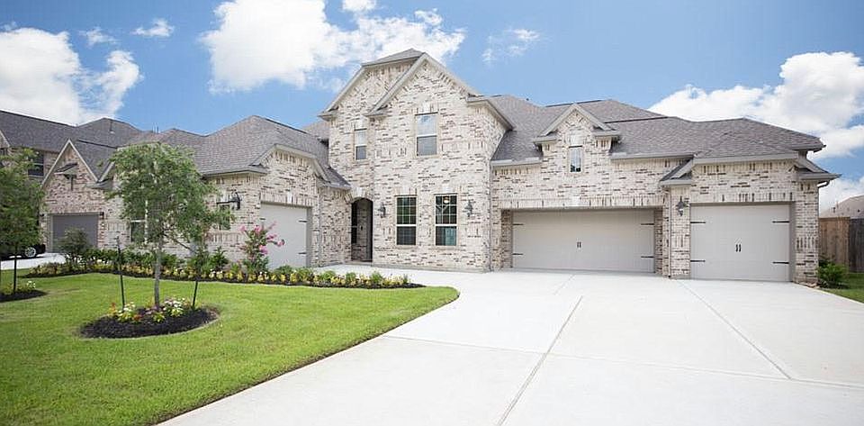 Wide driveway-4 garages!