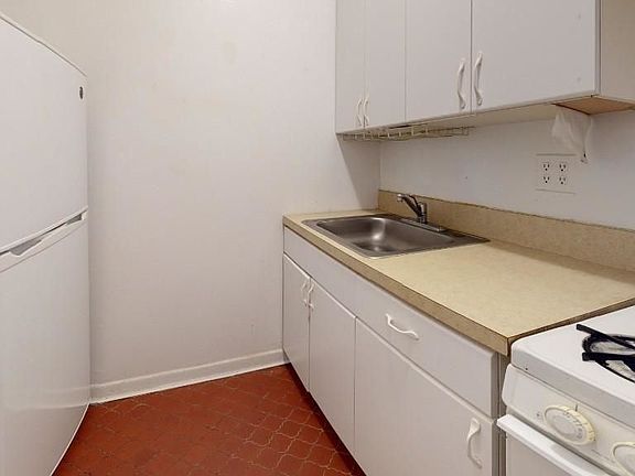 4th image of 214 E 85th St #5A1