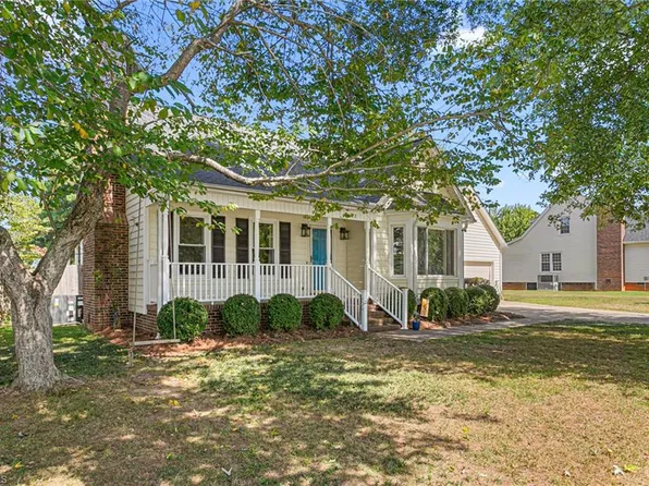 102 Westgate Dr, Elon, NC 27244