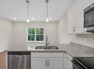 Brand New 2 bed/2 bath townhouse! 2.5 miles to APSU/6.7 miles to Gate 1!!, Clarksville, TN 37040