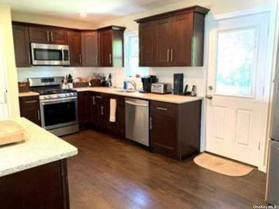 4th image of 45 Soundview Dr