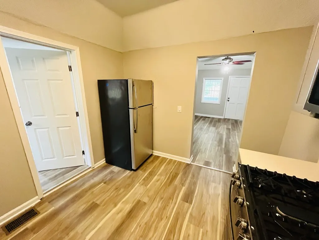 2 bed, 800 sqft, $1,400 — Photo 2