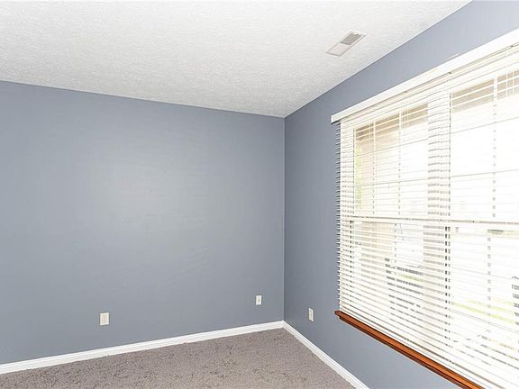 3rd image of 914 Glenmore Trl