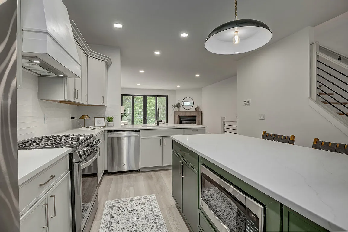 3 bed, 2322 sqft, $3,750 — Photo 2