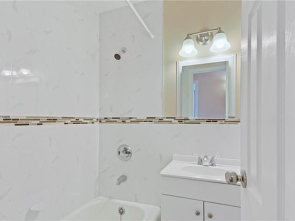 3rd image of 5 Fordham Hill Oval APT 2B