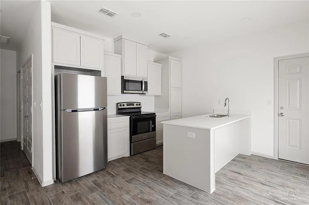 3 bed, 2.0 bath, 1078 sqft, $1,225 — Photo 2