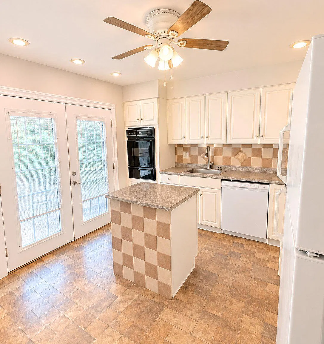 3 bed, 1.0 bath, 1080 sqft, $2,500 — Photo 4