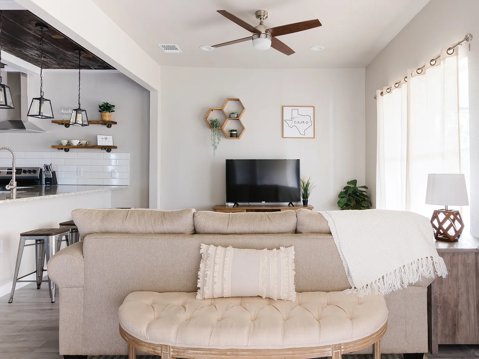3 bed, 1041 sqft, $2,200 — Photo 3