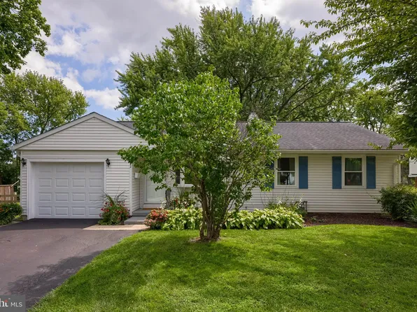 422 Chesterfield Dr, Downingtown, PA 19335