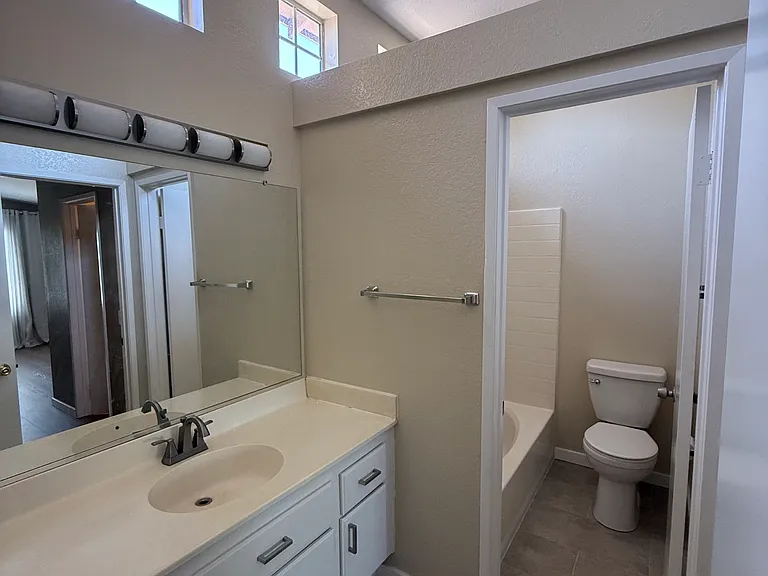 1010 E Chestnut St — Photo 25