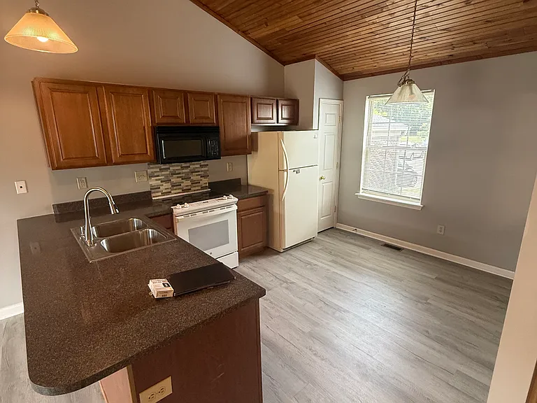 320 Twin Spires Trl — Photo 3