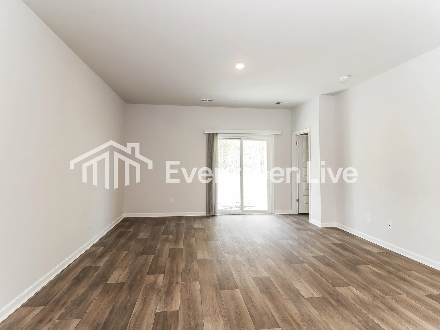 5 bed, 2.5 bath, 2359 sqft, $2,470 — Photo 2