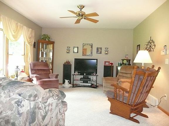 4th image of W712 Rosewood Dr