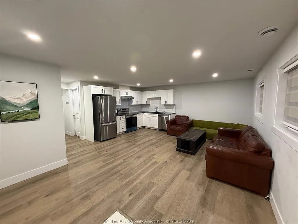 3 bed, $2,100 — Photo 2