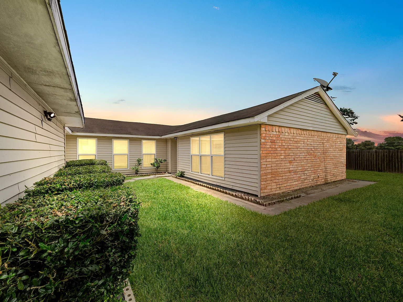 3 bed, 1661 sqft, $1,950 — Photo 2