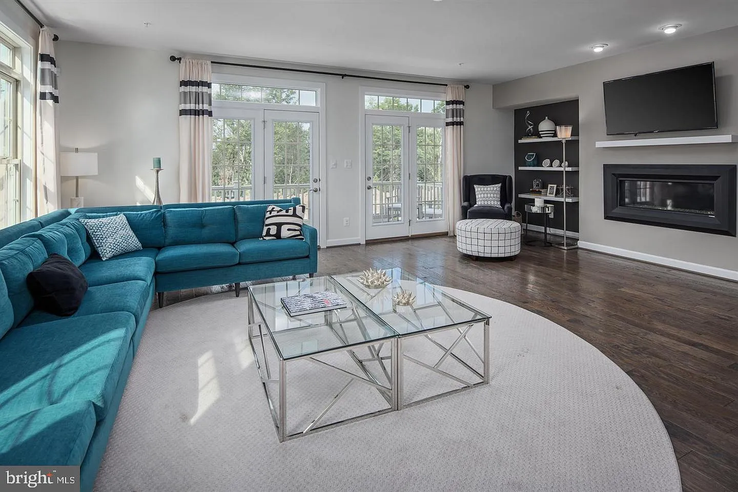 3 bed, 3.5 bath, 3236 sqft, $4,300 — Photo 2