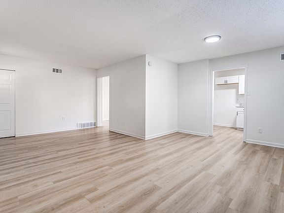 5th image of 3425 Jenkins St E