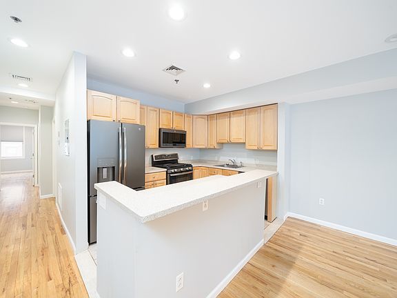 5th image of 206 Willow Ave APT 2