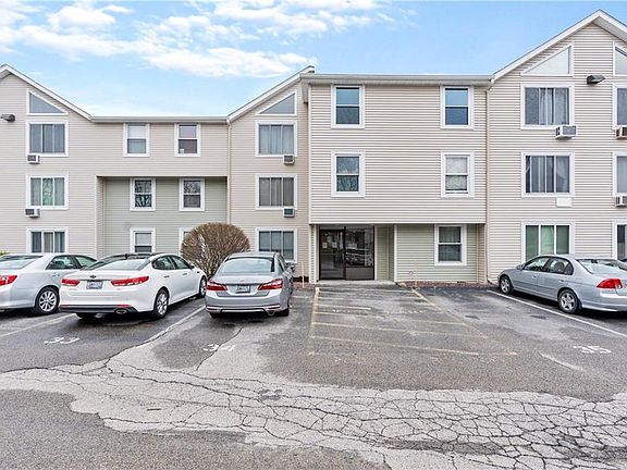 3rd image of 201 Woodlawn Ave APT 202
