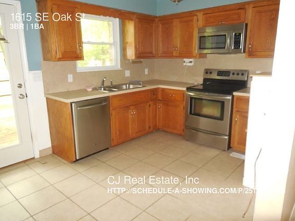 3rd image of 1615 SE Oak St