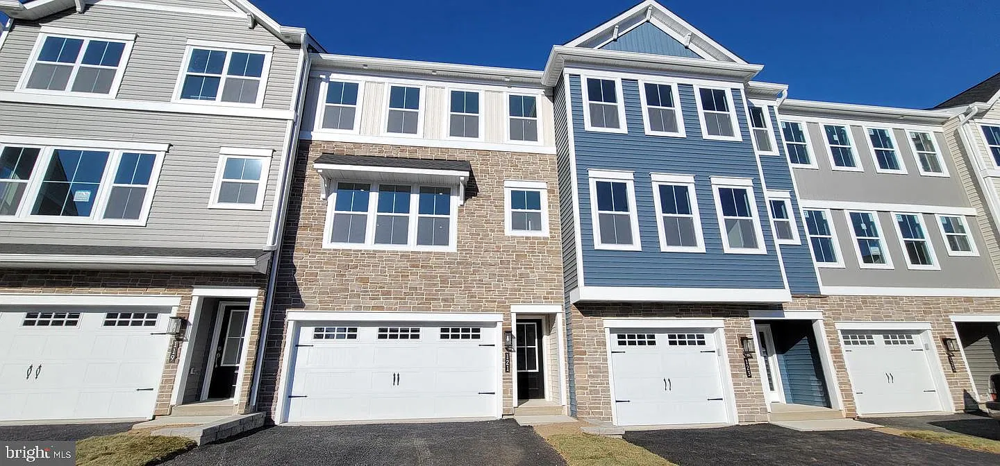 3 bed, 2.5 bath, $3,495 — Photo 1