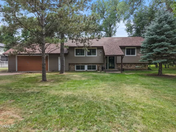 5903 Magnolia Dr, Bismarck, ND 58503