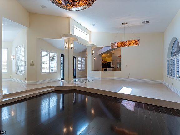 4th image of 10 Princeville Ln