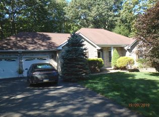 8 Devonshire Ln, Mount Pocono, PA 18344