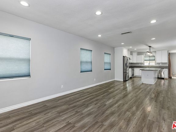4th image of 6510 Clybourn Ave