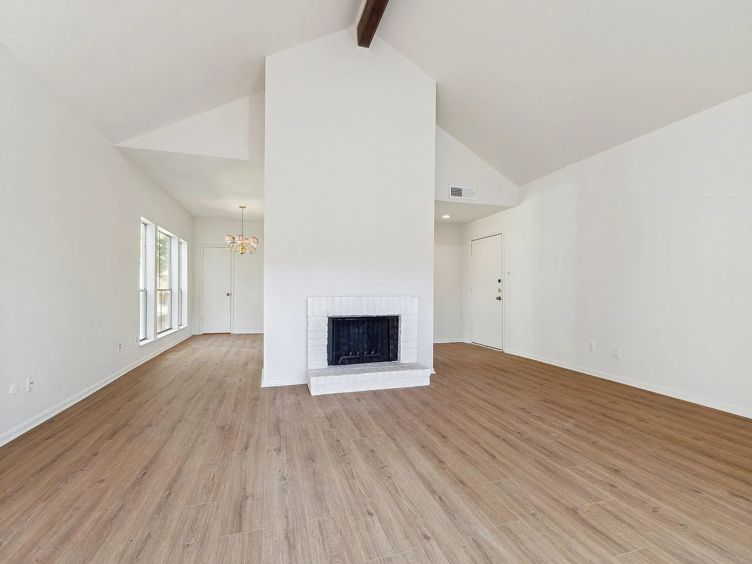 1 bed, 1.0 bath, 998 sqft, $1,550 — Photo 4
