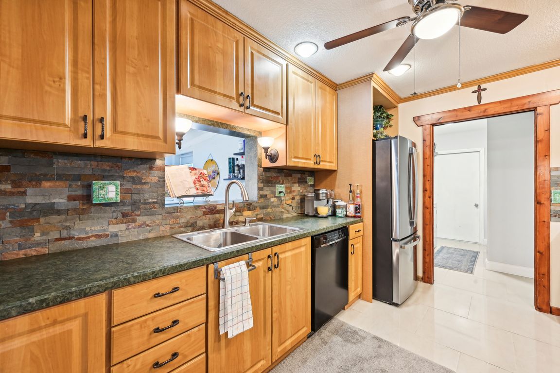 Roxbury Cir-010.jpg