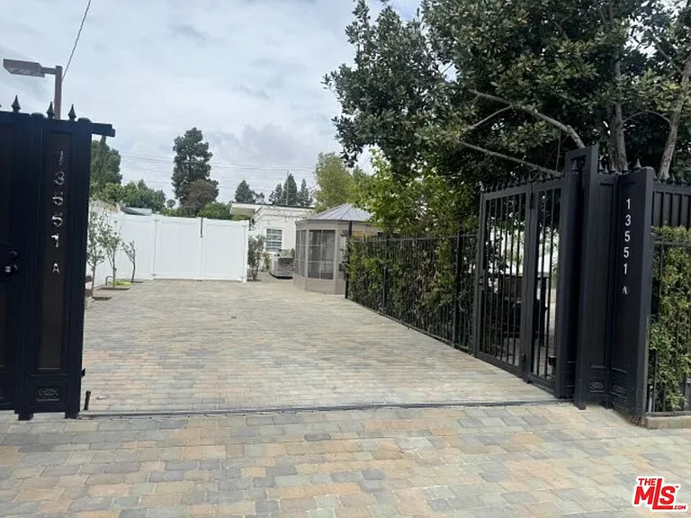 13551 Hart St — Photo 14