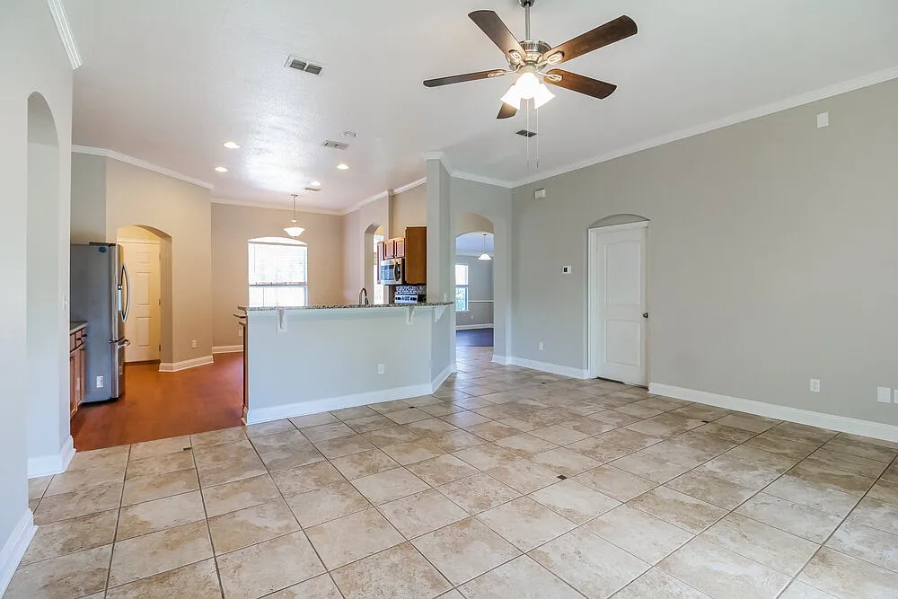 4 bed, 2.0 bath, 1923 sqft, $2,445 — Photo 4