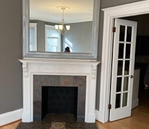 Mirror and Fireplace ( non functional) in living Room.
