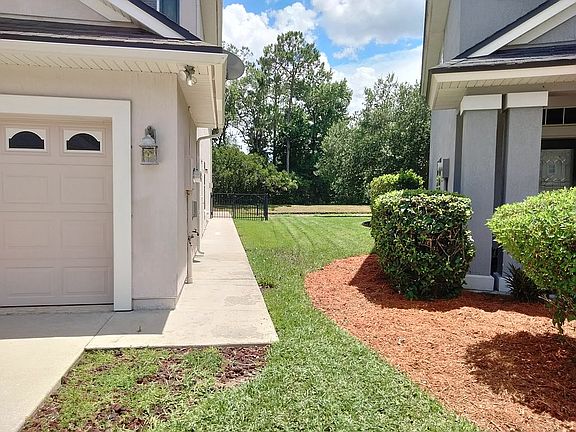 Rt Side Walkwy to Rear Patio