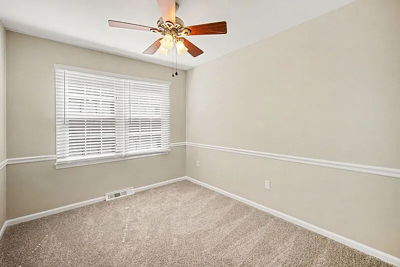 4 bed, 2.5 bath, 1636 sqft, $2,000 — Photo 3