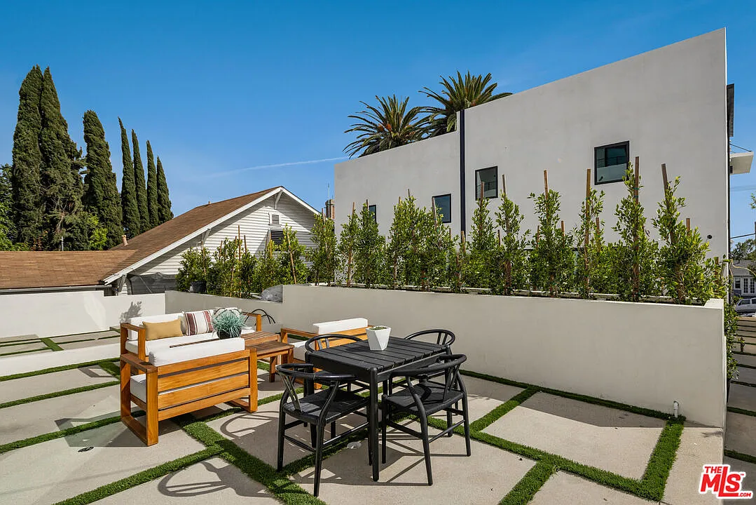 4 bed, 4.5 bath, 2651 sqft, $8,000 — Photo 2