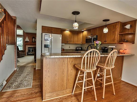 2nd image of 6 Leeward Ln