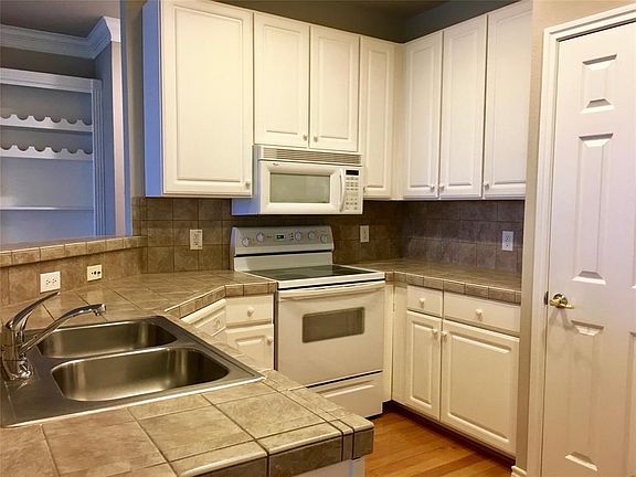 Beautiful white wood cabinets, smooth-top range and plenty of storage and space for any gourmet chef!