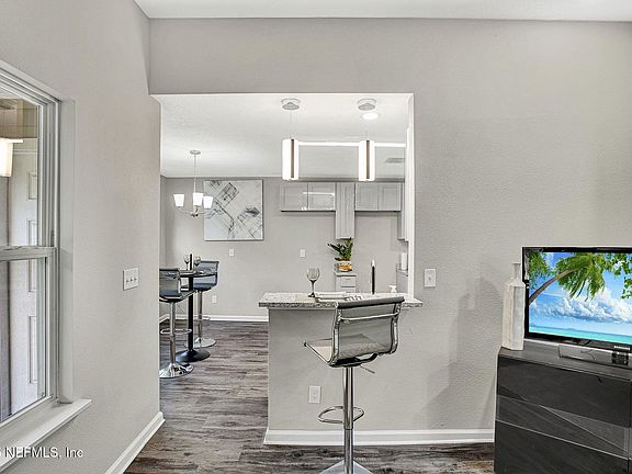 4th image of 2045 BURGOYNE Drive